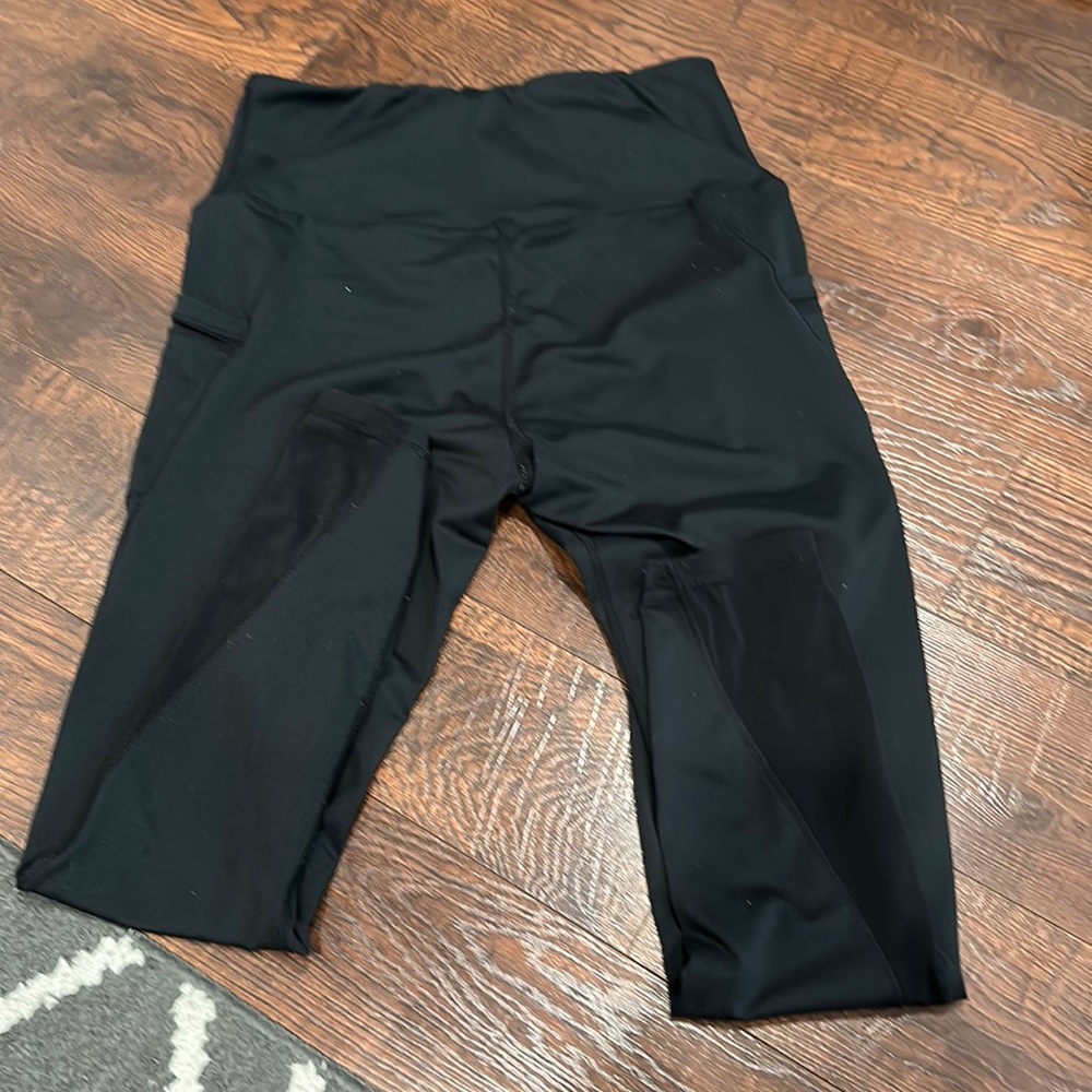 Women black leggings with pockets and mesh cutouts